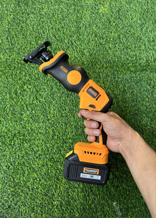 Аккумуляторные сабельные пилы разные