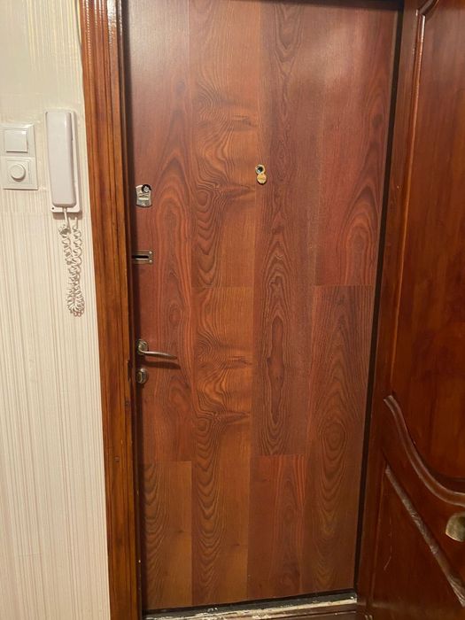 Продам деревянную дверь