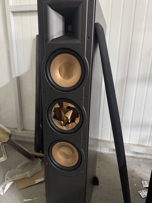 Se vând boxe Klipsch RF-83, model de top, extrem de rar și foarte apreciat de cunoscători.