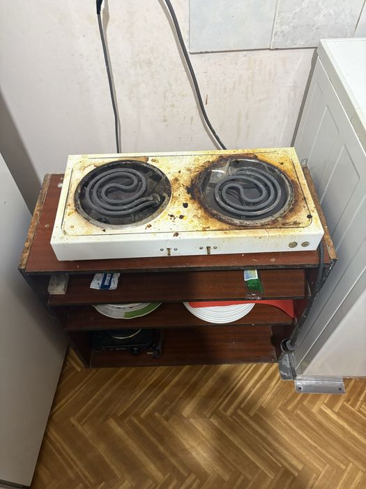 Диван , стол , шкаф , трюмо , бесплатно