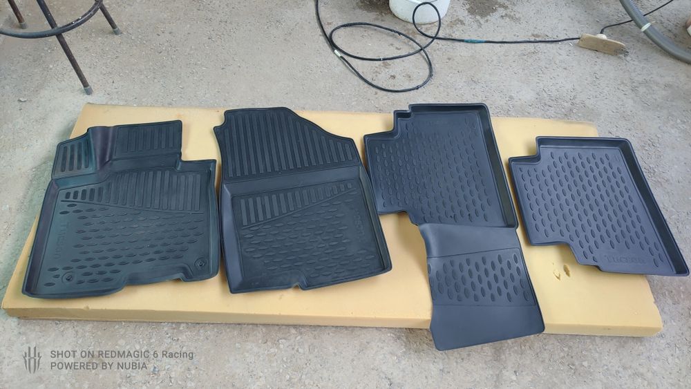 Резиновые полики.