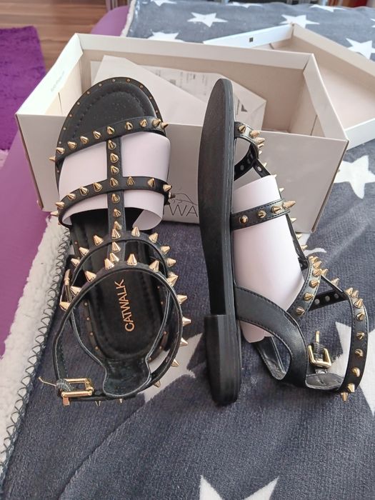 Дамски сандали с капси