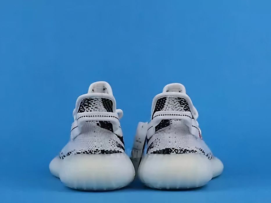 Yeezy 350 v2 Zebra