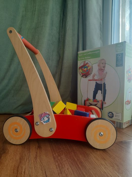 Детска дървена проходилка за бутане с дървени кубчета