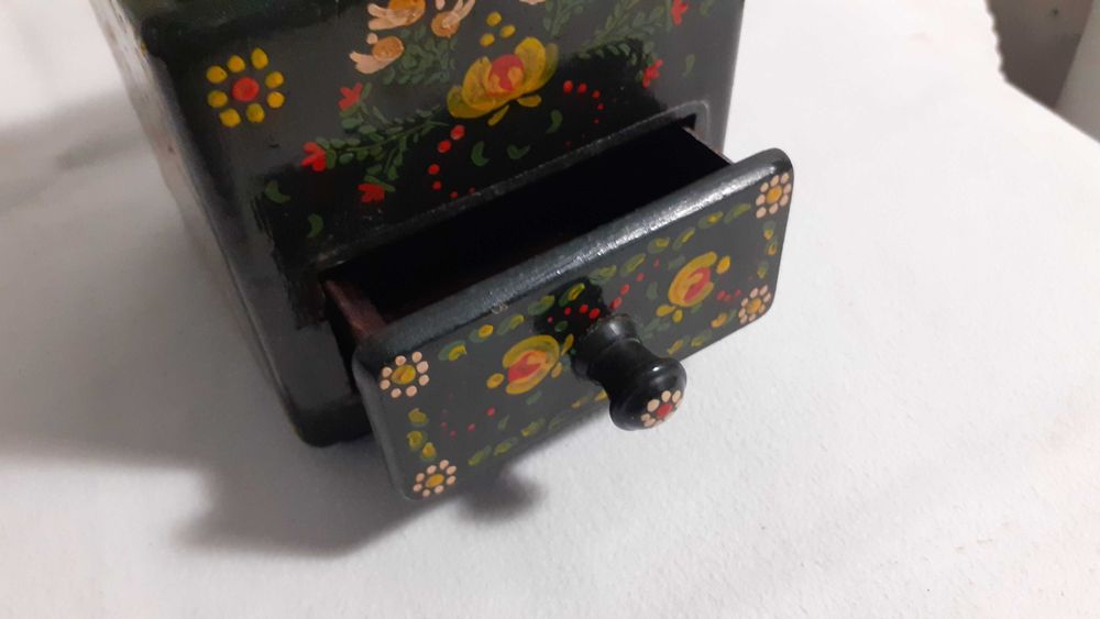 Rasnita veche cafea pictata manual ( obiect de decor)