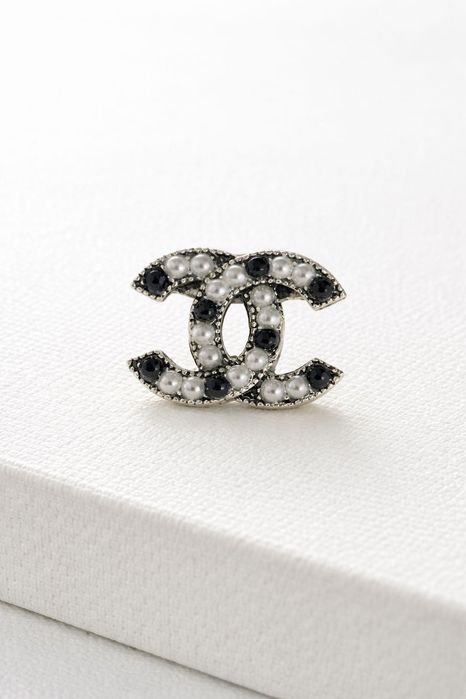 Brosa elegantă perle