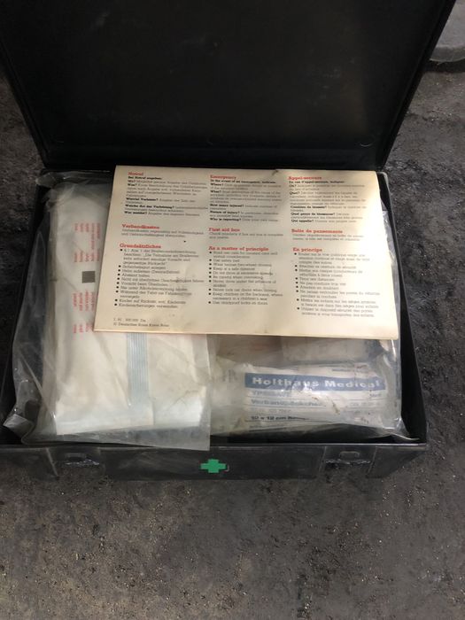 Обшивка капота е34 и аптечка заводская