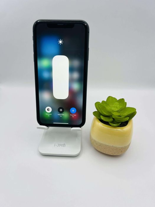 Vând/Schimb iPhone 11 impecabil 64 GB impecabil