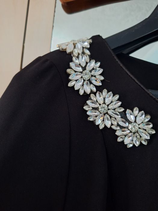 Rochie neagra cu pene turcoaz