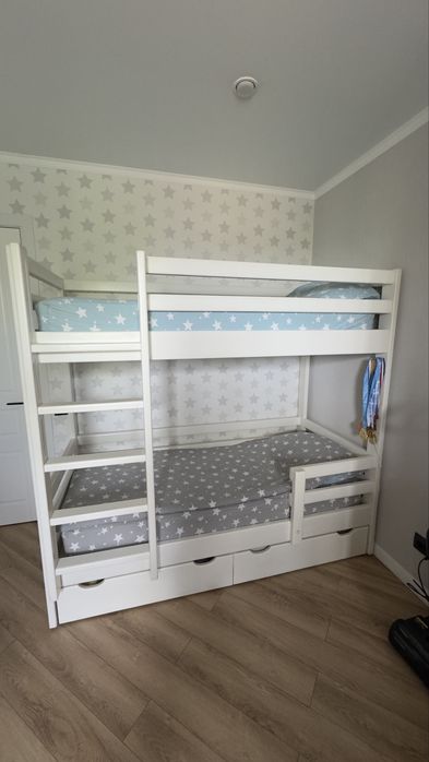 Кровать двухъярусная .Продам срочно!