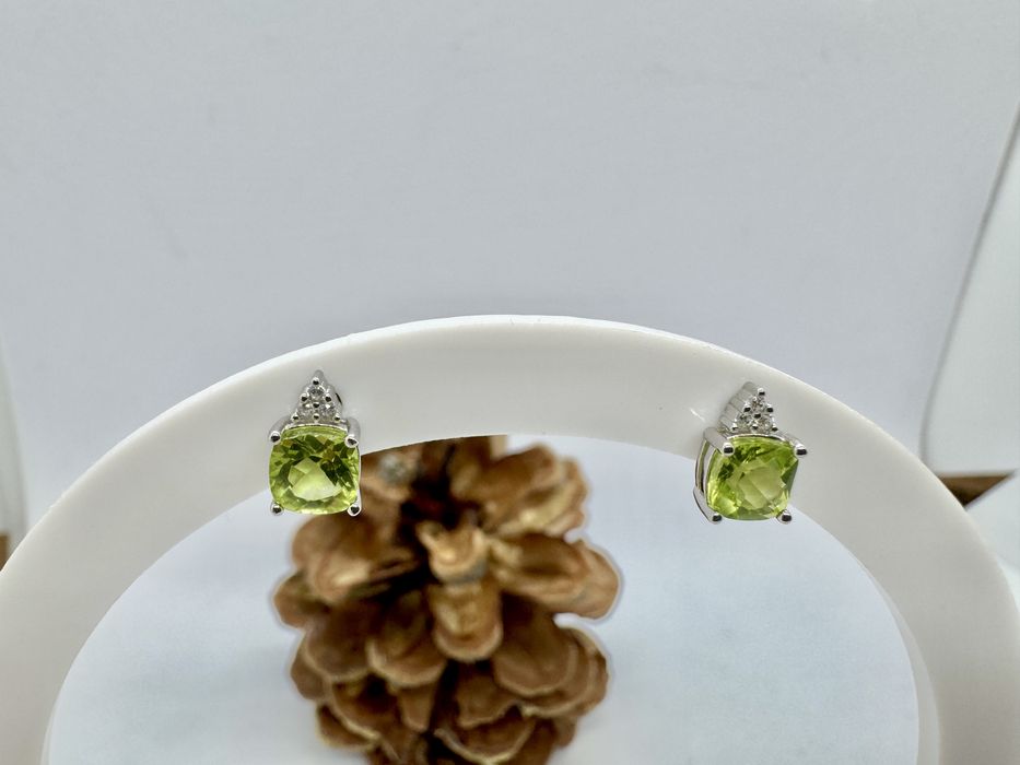 Сребърни обеци с естествен перидот