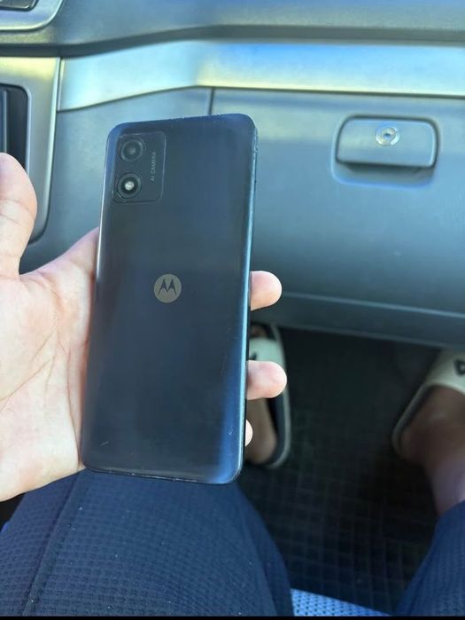 Vând Motorola e13 puțin fisurat