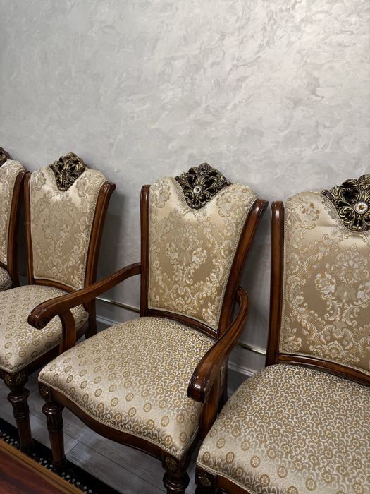 Стол и 12 стулья