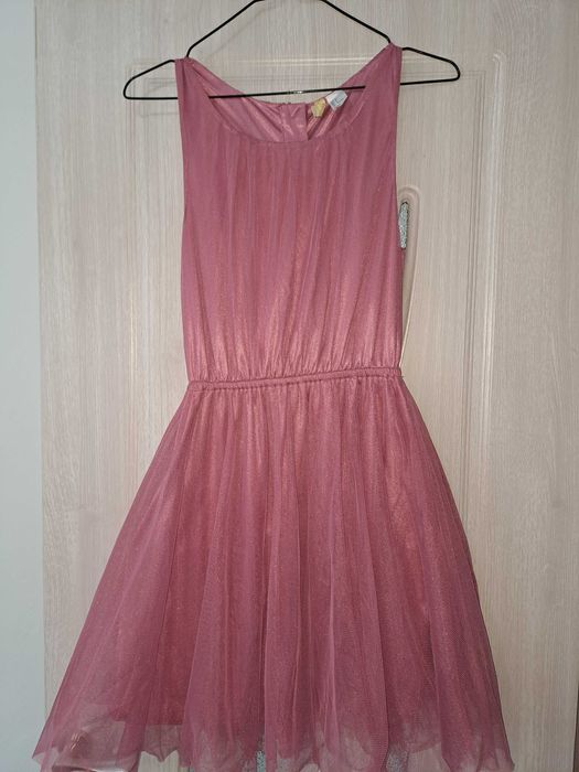 Къса розова рокля