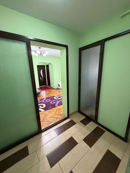 Vând apartament cu 4 camere direct de la proprietar!