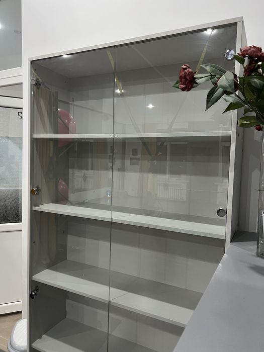 Продам стеллаж , стеклянные дверцы