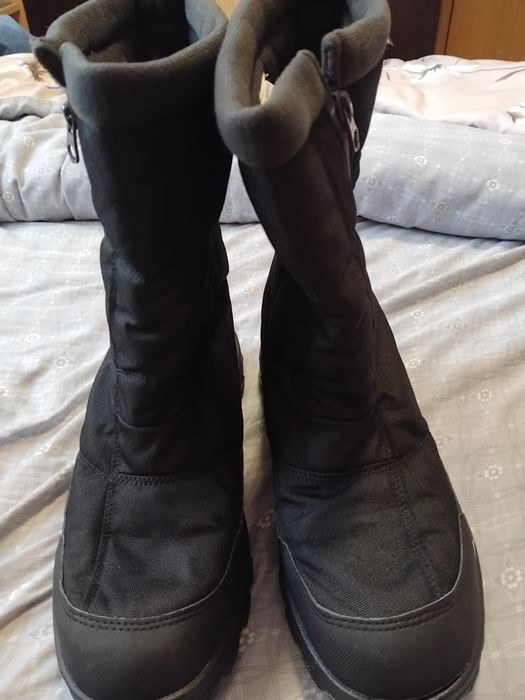 Непромокаеми ботуши номер 43.