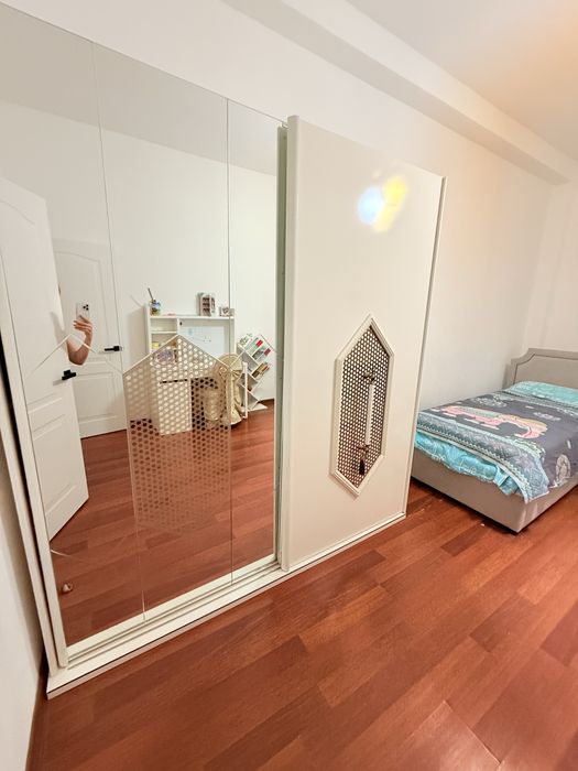 Шкаф-купе с зеркальными дверями