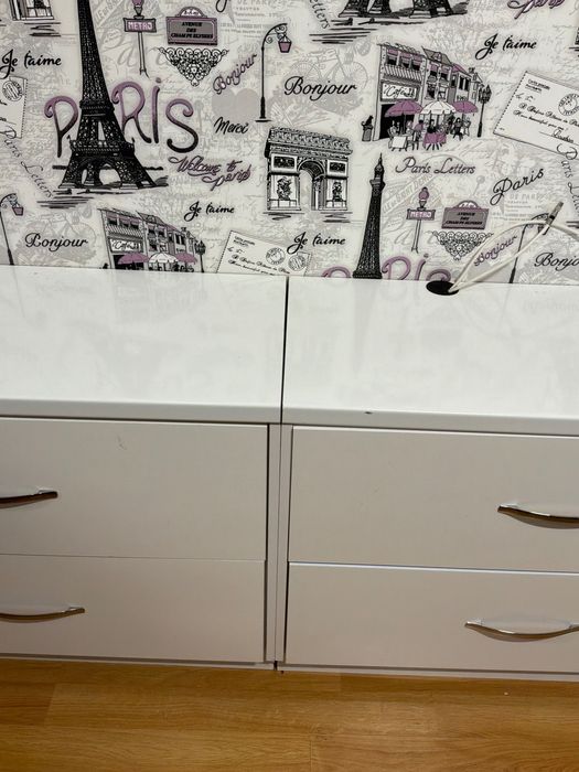 витрина бяла и стъклена дизайн и секция