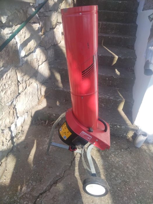 Дробилка за клони, листа, храсти. 
Смила клоните на талаж. 
Широк отво