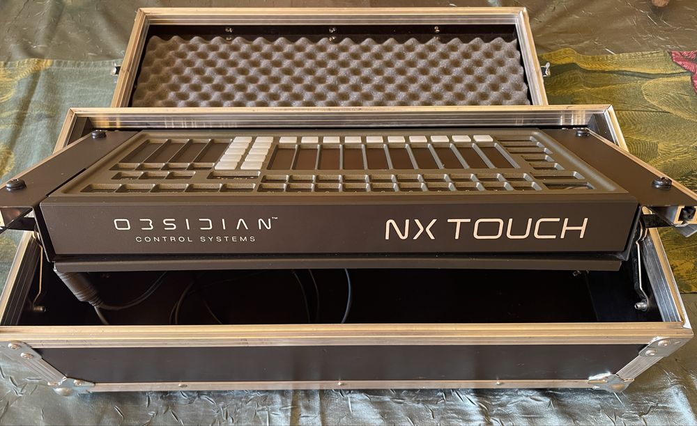 Consola DMX Obsidian NX Touch cu case dedicat