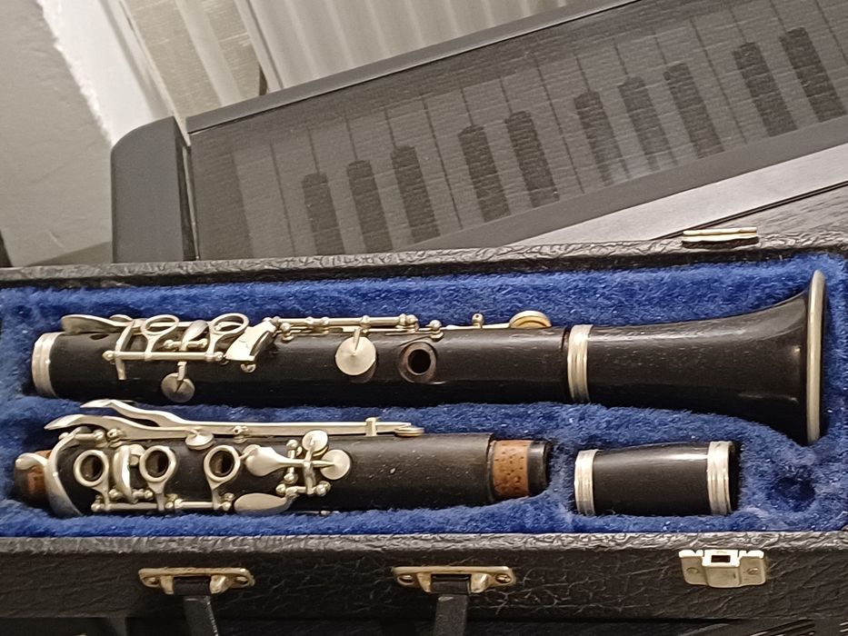 Vand clarinete intregi si  incomplete
