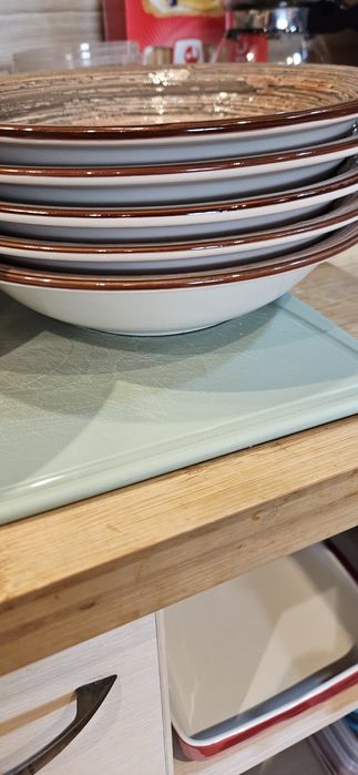 Сервиз от нови керамични чинии