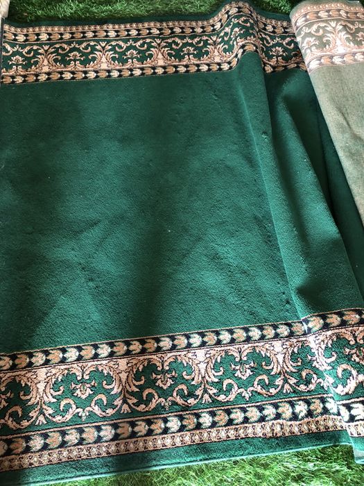 Палас зеленого цвета