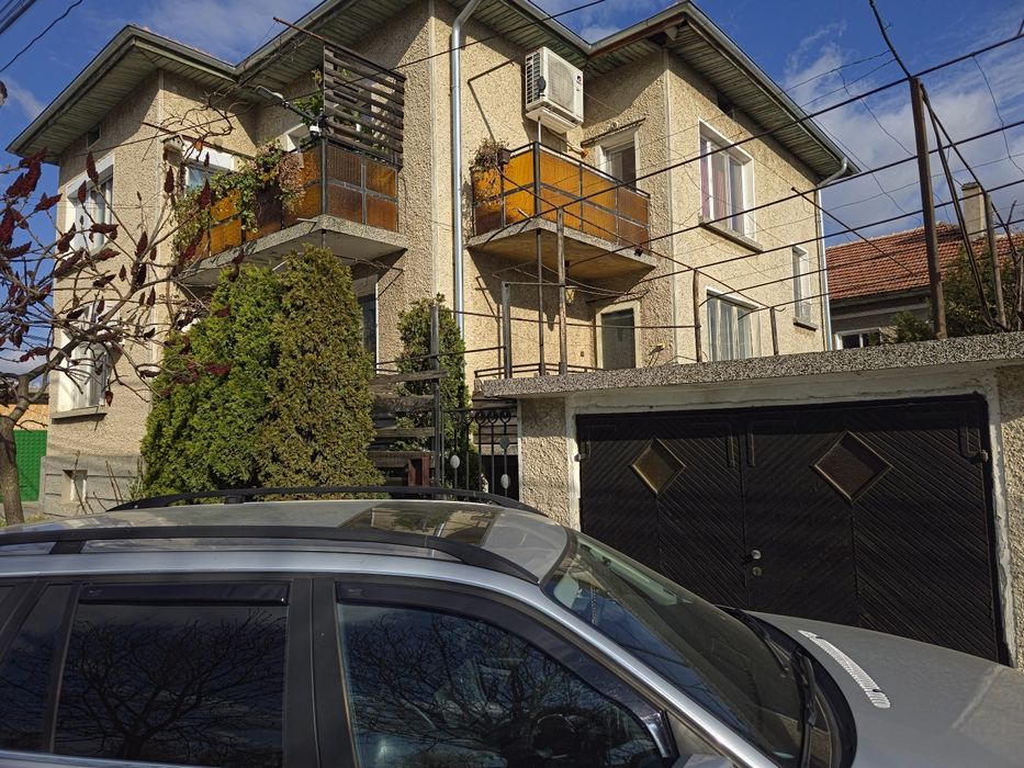 Продава се  3 етажна къща със приземен етаж  108 квадрата на етаж.