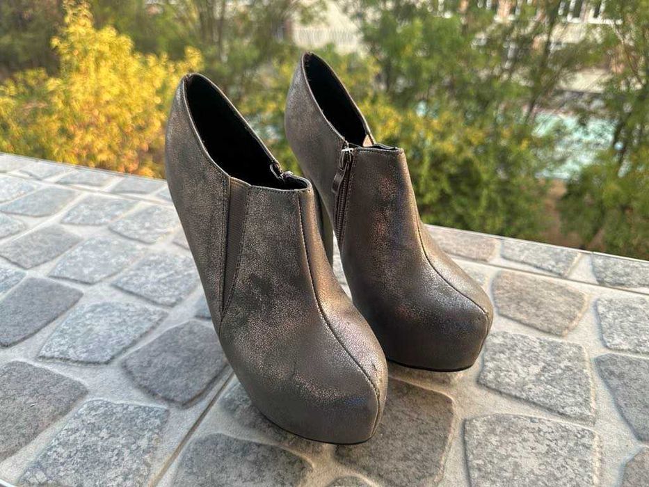 Високи обувки на ток