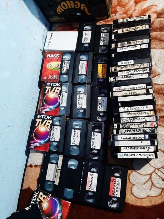 Vând casete video filme vechi traduse vocal în stare bună