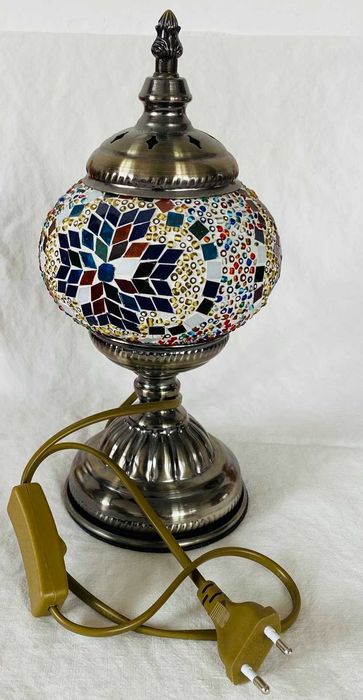 Витражна Декоративна настолна ел. лампа. € 57  Енергиен клас А - свръх икономична