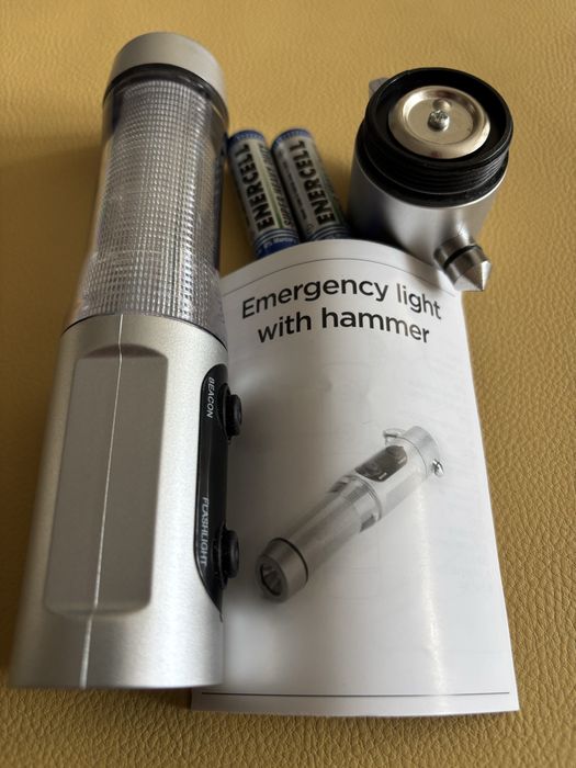 Продавам 4 в 1 аварийна светлина, фенер, чук и нож за колан на кола