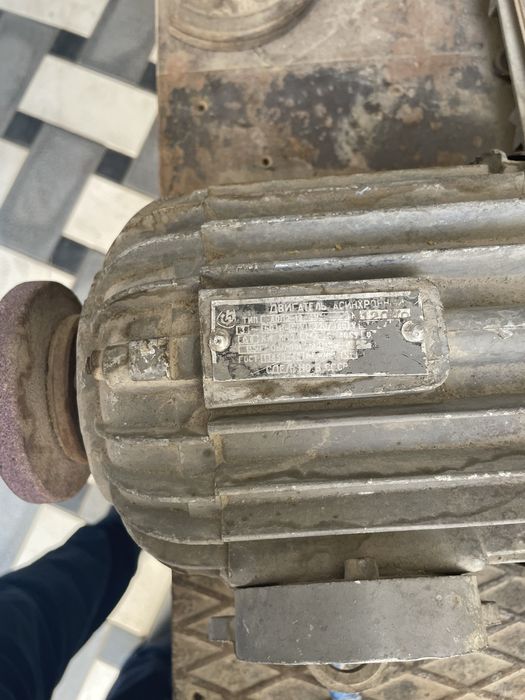 Продам верстак с тисками и точильным мотором