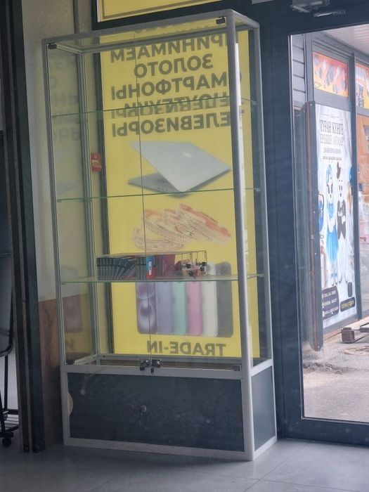 Продаются стеклянные витрины