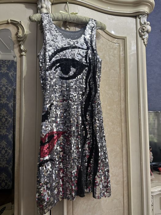 Платья б/у одеваные пару раз, в отличном состоянии.