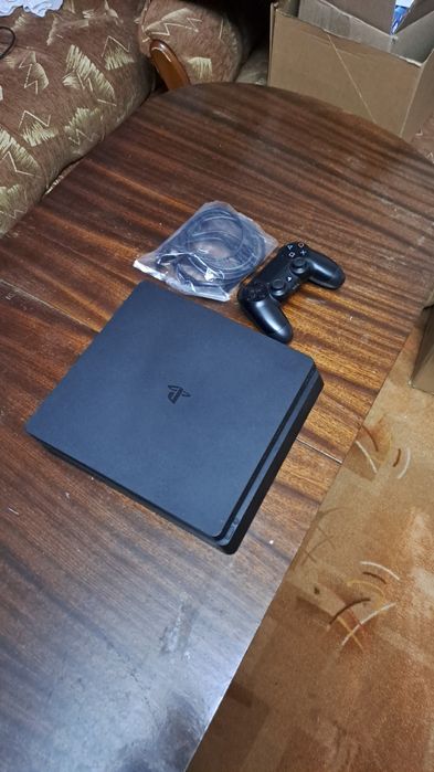 Продавам ps4 slim