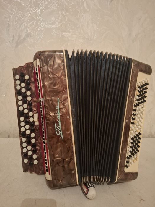 Продаётся баян  полесия