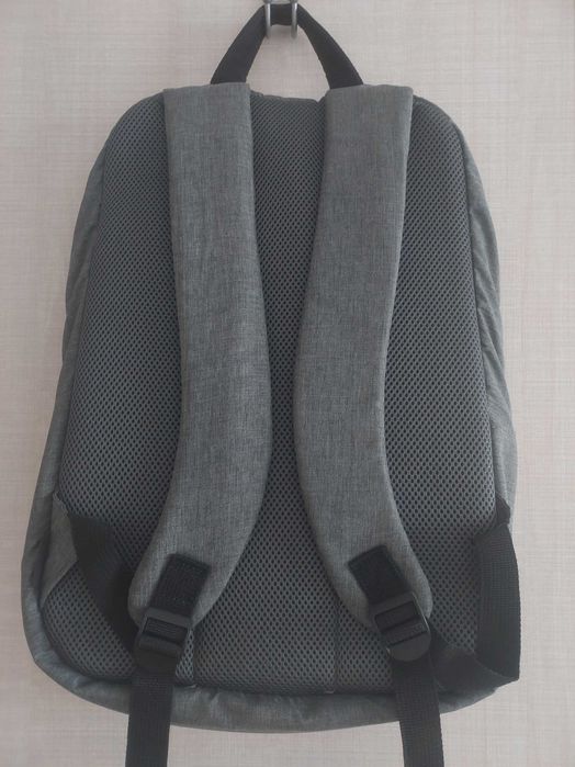 Rucsac gri pentru laptop, minimalist – mic defect la fermoar
