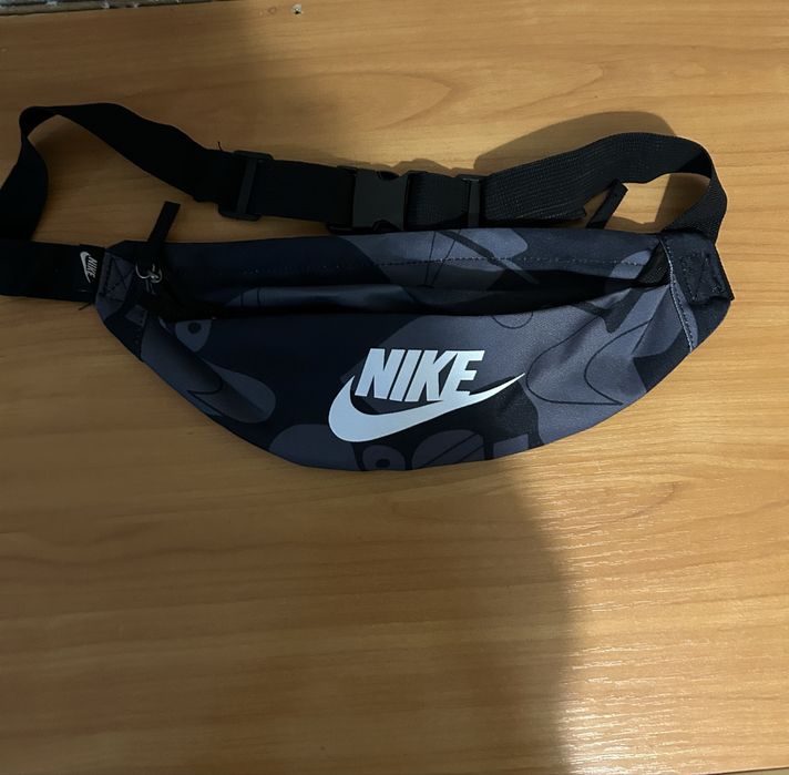 Продам стильную и удобную поясную сумку Nike.