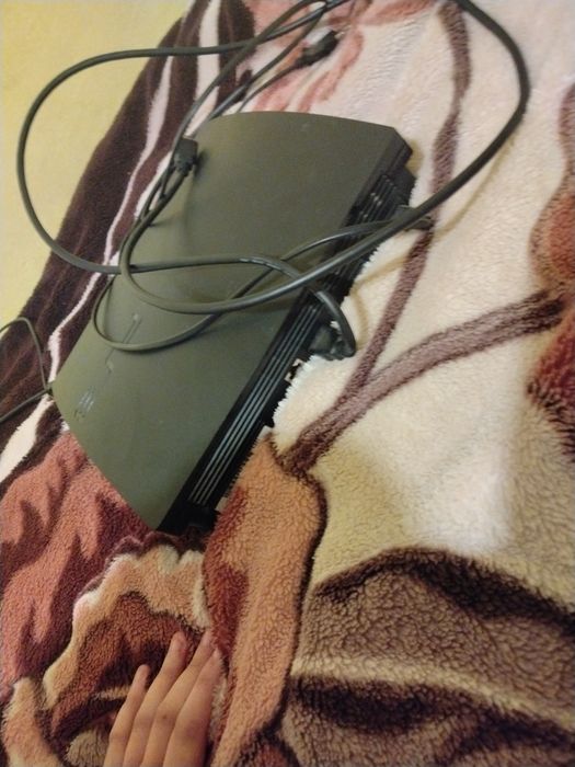 PlayStation 3 + o manetă + Jocuri gata instalate în consola