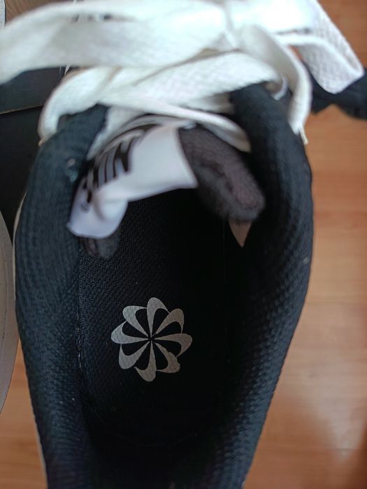 Дамски кецове NIKE original 37.5 Черно бели цена 35 евро