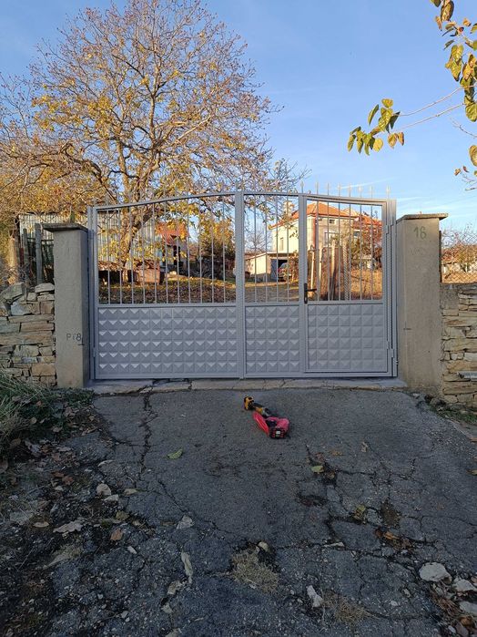 Метални врати огради и парапети от ковано и обикновено желязо.