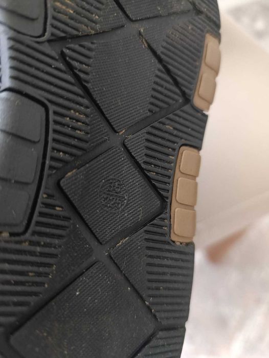 Продам демисезонные ботинки на девочку размер 35