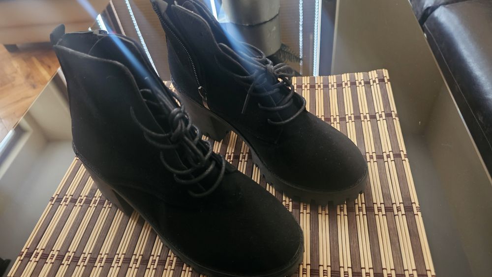 Продавам Дамски боти кожени 39ти номер нови