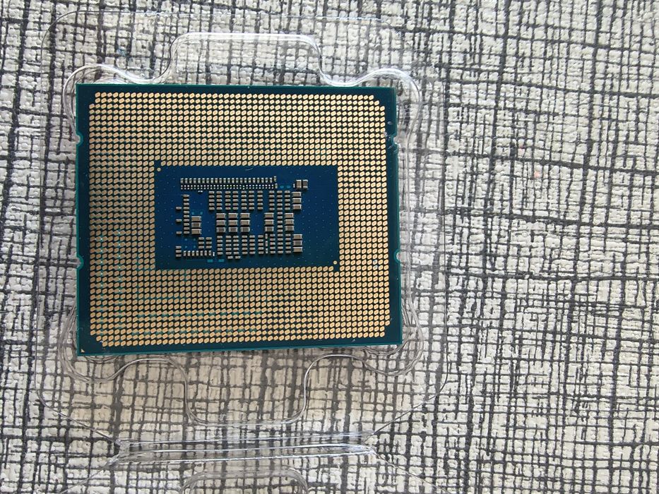 Продавам процесор Intel i3 12100F