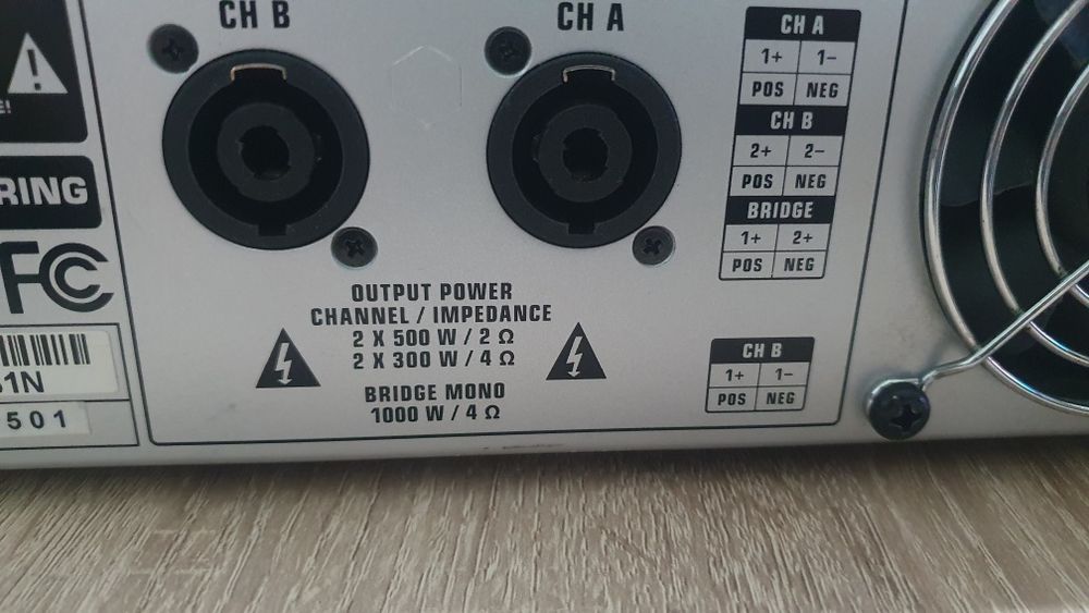 Amplificator Behringer NU1000