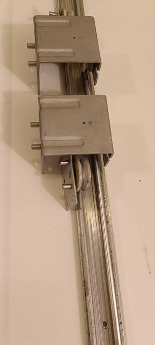 Механизъм за плъзгащи врати на гардероб