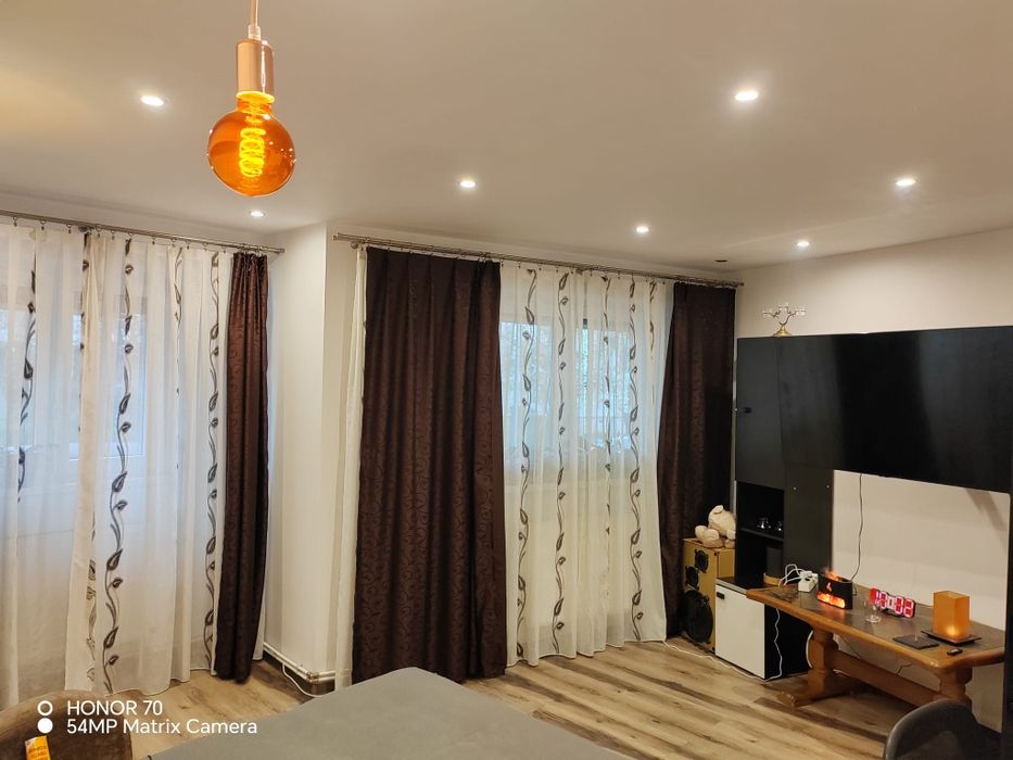 Apartament cu 3 camere decomandate de vânzare – parter zona Nord, strada Calugareni