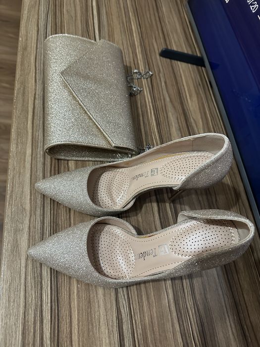 Комплект златисти обувки с чанта